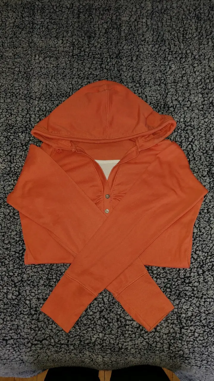 Polerón con capucha naranja