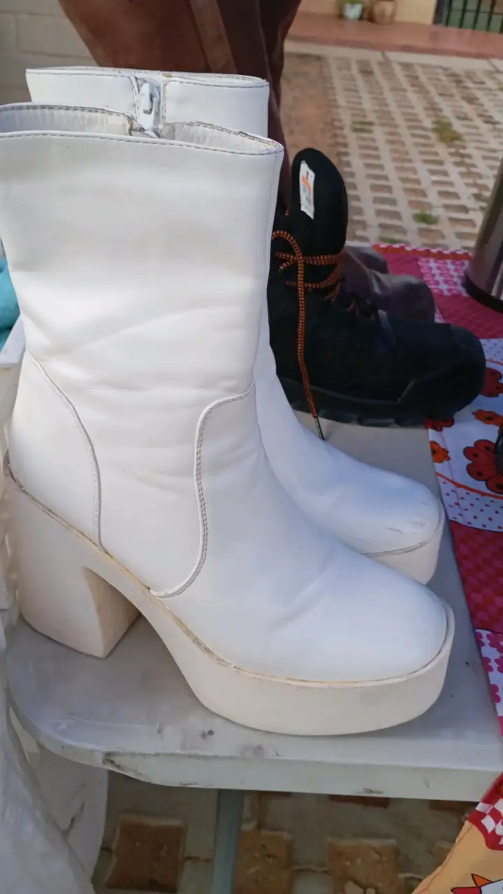 Botines blancos de tacón medio