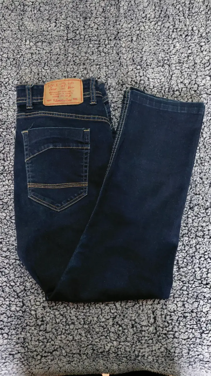 Jeans azul oscuro con bolsillo