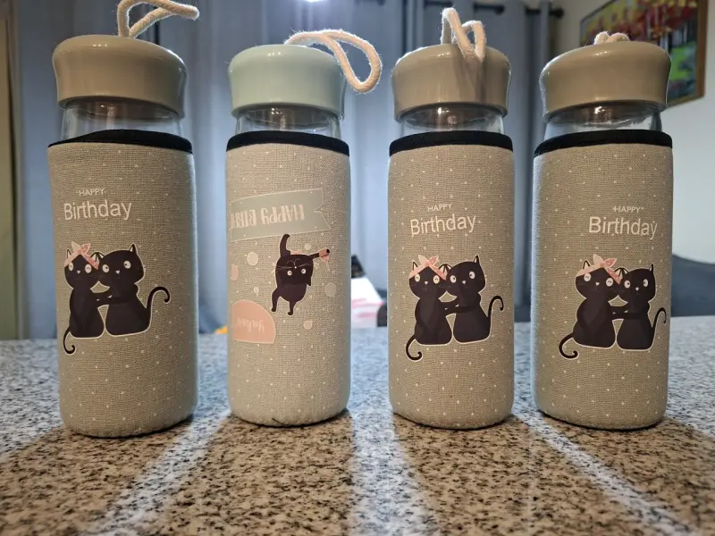 Botella de vidrio con funda gatitos