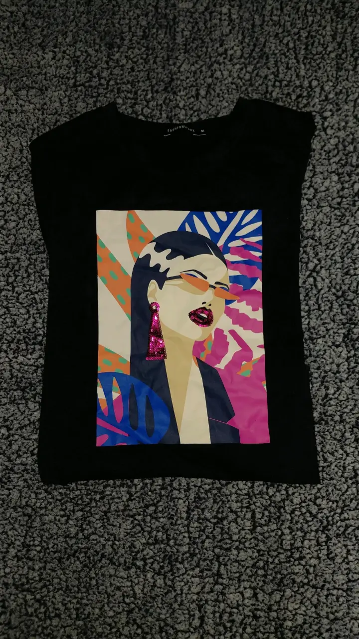 Polera negra estampada artística