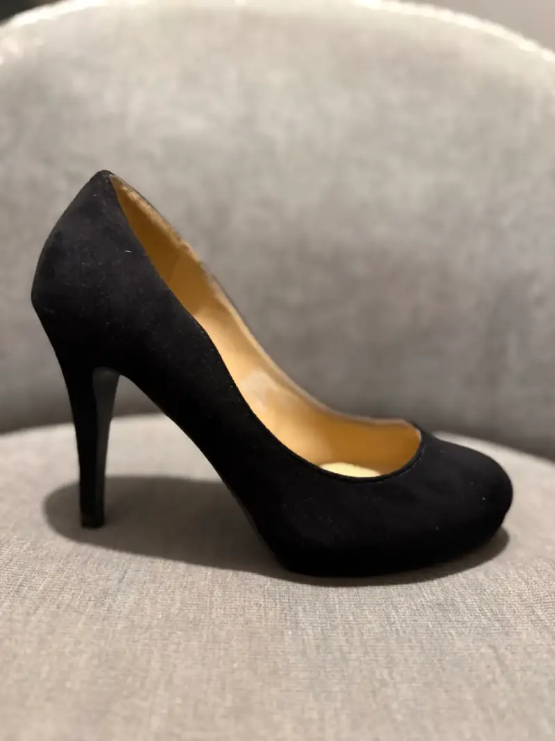 Zapato de tacón negro elegante marca police