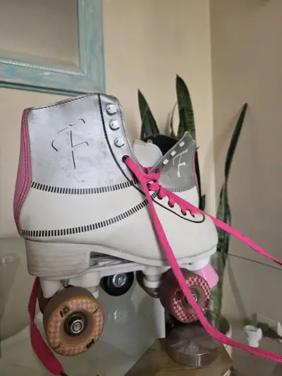 Patines blancos con detalles rosas - miniatura 1