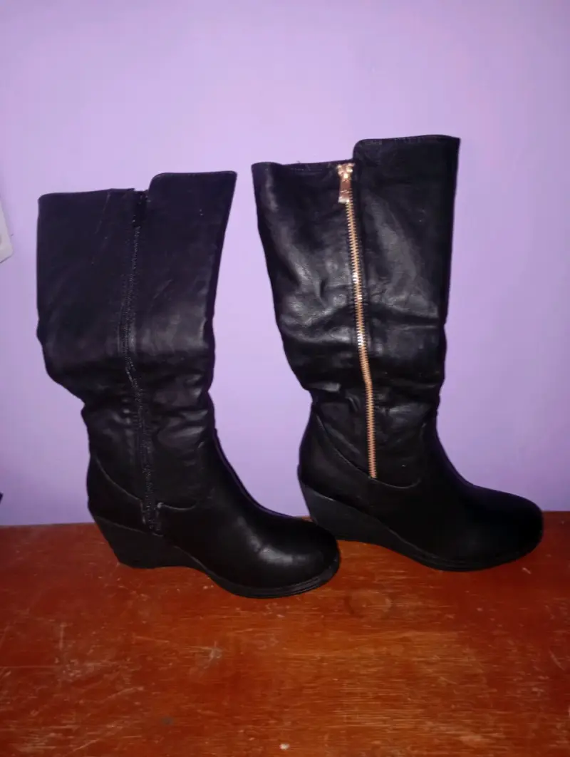 Botas negras con cierre lateral - 1