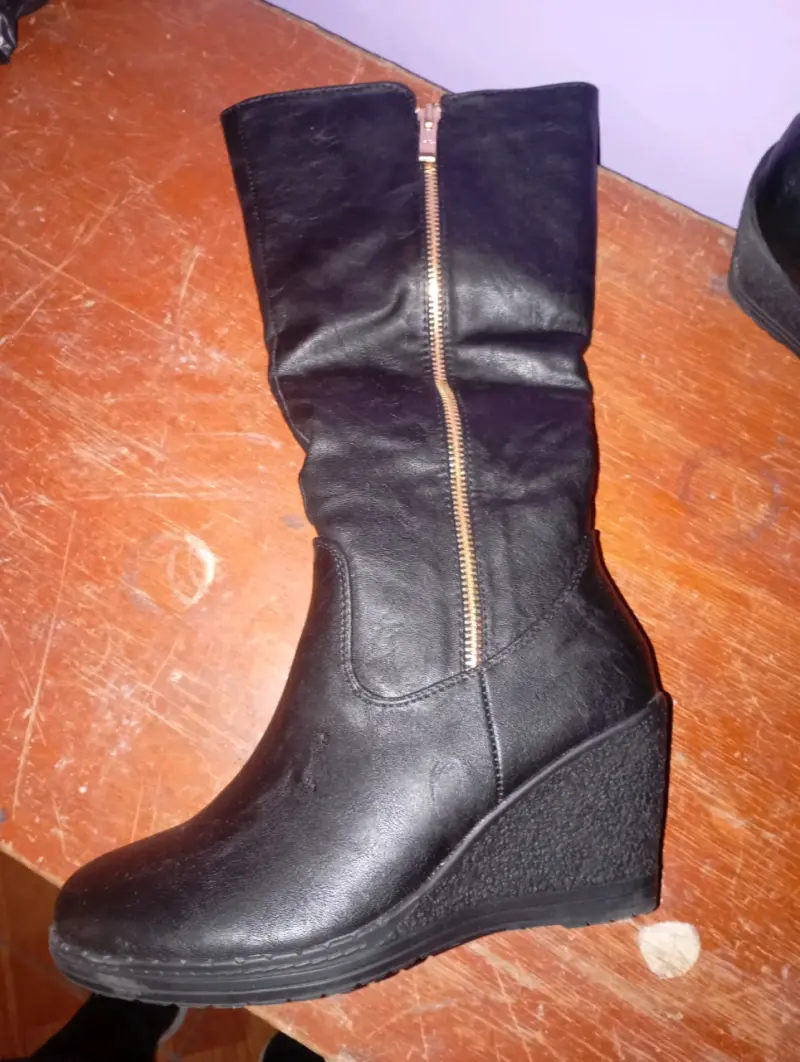 Botas negras con cierre lateral - 2