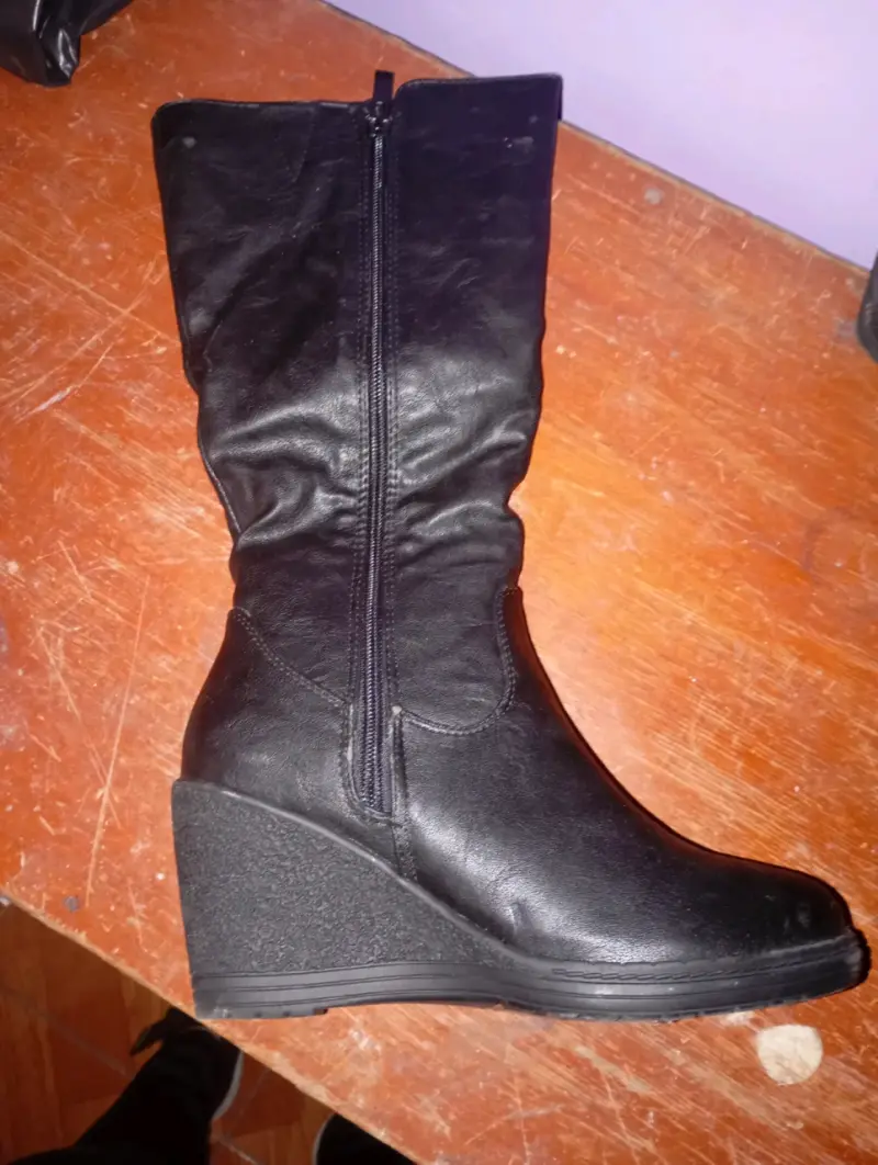 Botas negras con cierre lateral - 3