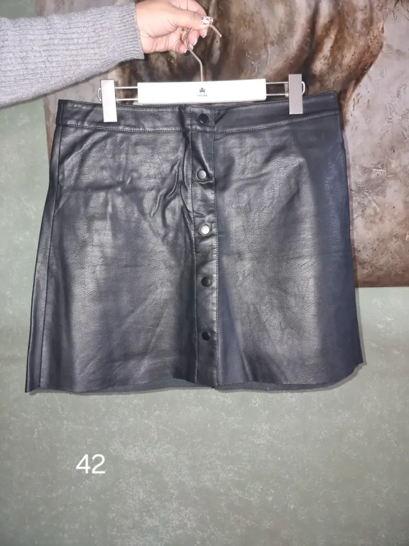 Falda negra de cuero talla 42 - 1