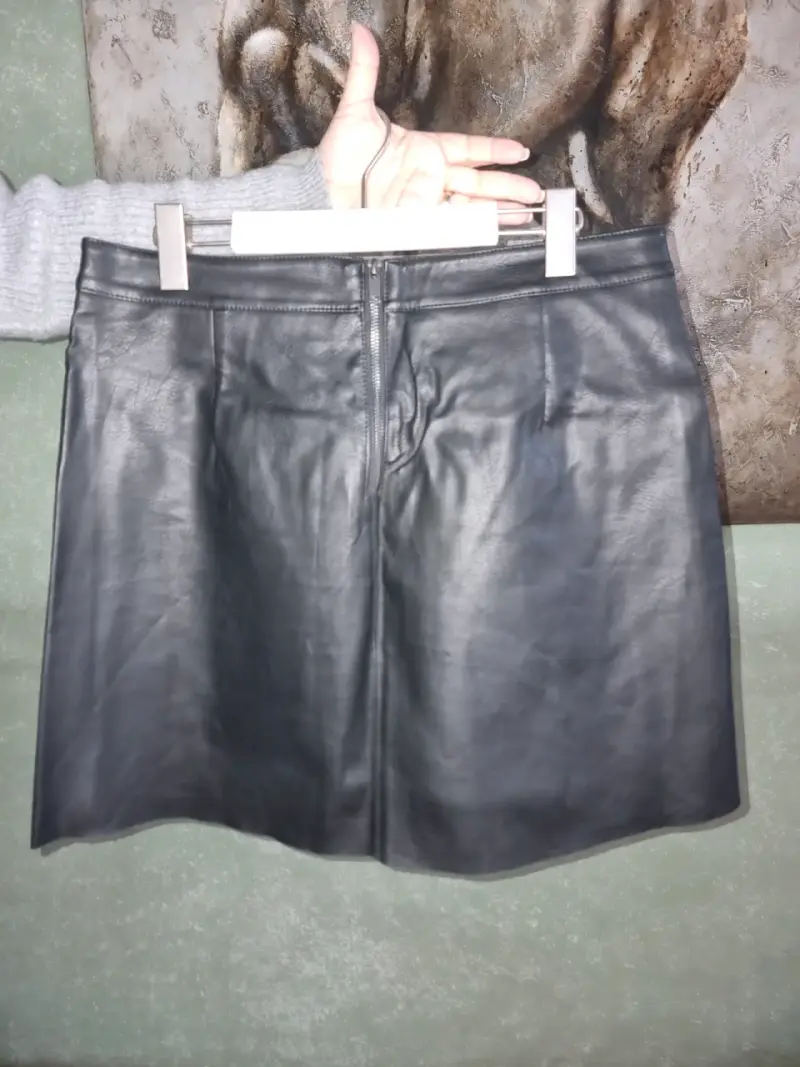 Falda negra de cuero talla 42 - 2