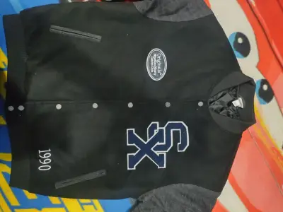 Chaqueta varsity negra con logo - miniatura 1