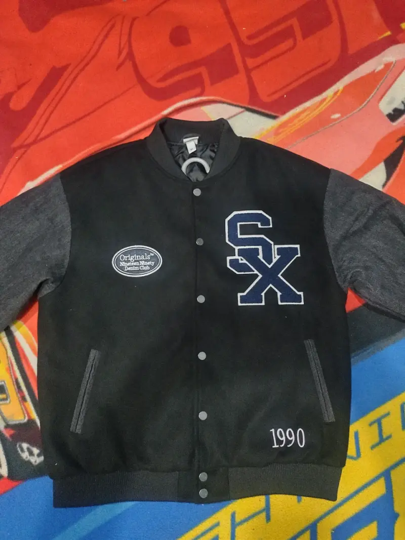 Chaqueta varsity negra con logo - 3