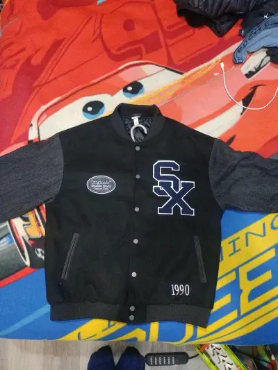 Chaqueta varsity negra con logo - miniatura 4
