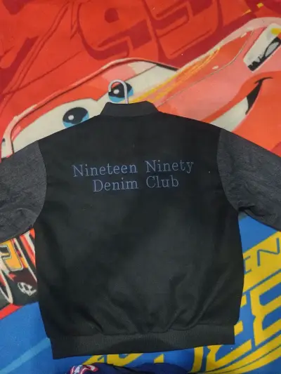 Chaqueta varsity negra con logo - miniatura 5