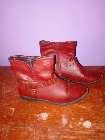 Botas rojas de cuero - miniatura 1