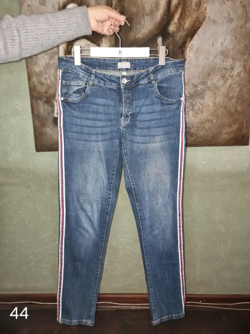 Jeans azul con rayas laterales - 1
