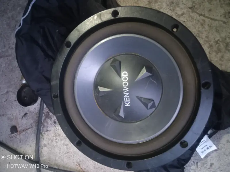 Subwoofer y amplificador Kenwood para auto - 1