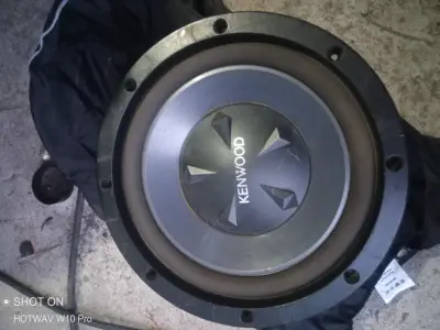 Subwoofer y amplificador Kenwood para auto - miniatura 1