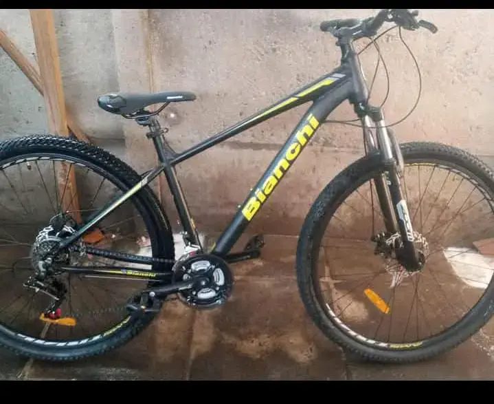 Bicicleta de montaña negra - 2