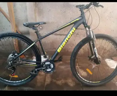 Bicicleta de montaña negra - miniatura 2
