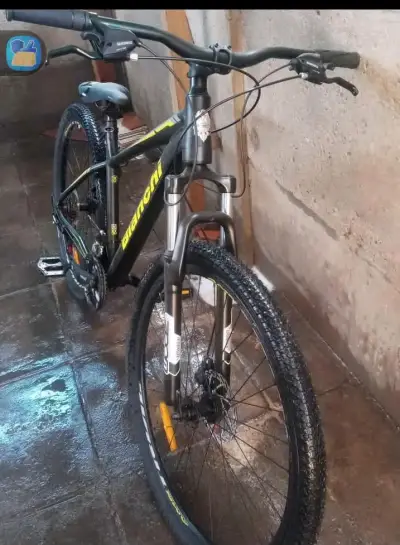 Bicicleta de montaña negra - miniatura 3