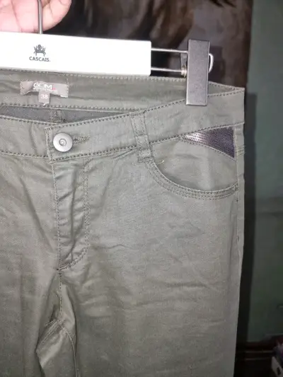 Pantalones verdes talla 38 - miniatura 2