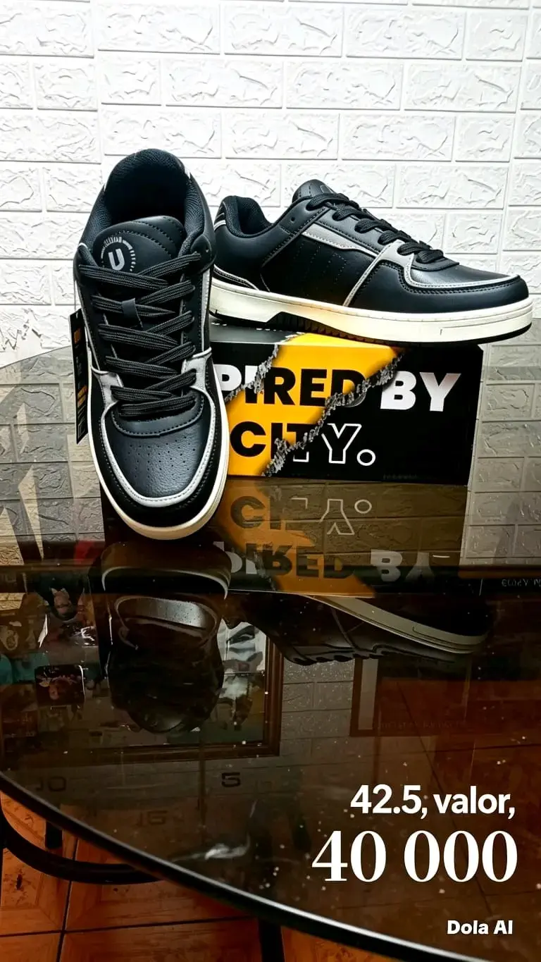Zapatillas negras urbanas con etiqueta - 1