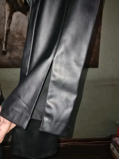 Pantalones de cuero sintético negros - miniatura 2