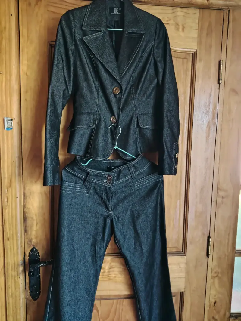 Traje pantalón y blazer negro - 1