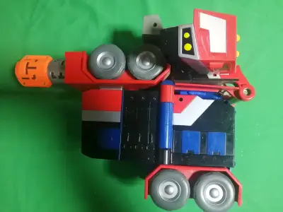 Camión juguete transformable - miniatura 2