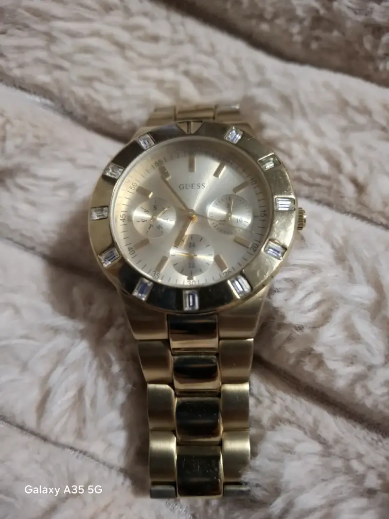 Reloj dorado Guess impecable