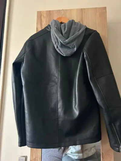 Chaqueta de cuero con capucha - miniatura 1