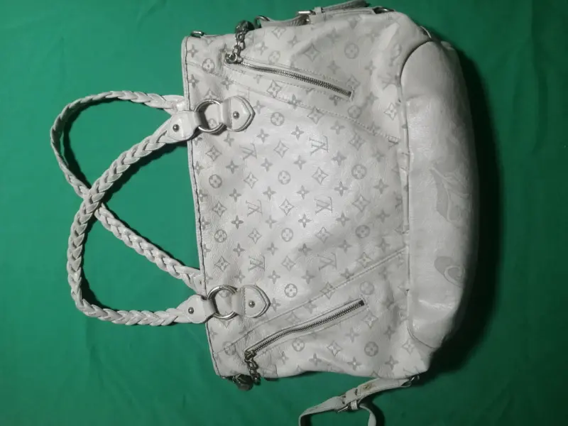 Bolso marca LV con diseño con logo grabado - 1