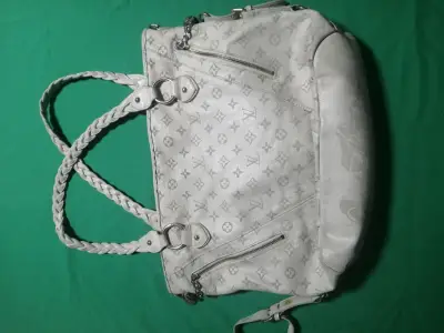 Bolso marca LV con diseño con logo grabado - miniatura 1