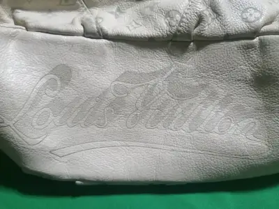 Bolso marca LV con diseño con logo grabado - miniatura 5