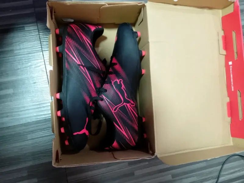 Botines de fútbol negros y rojos - 1