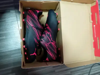 Botines de fútbol negros y rojos - miniatura 1