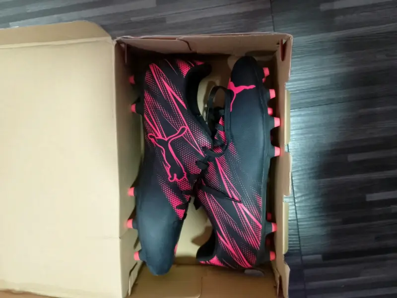 Botines de fútbol negros y rojos - 2