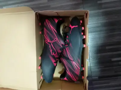 Botines de fútbol negros y rojos - miniatura 2