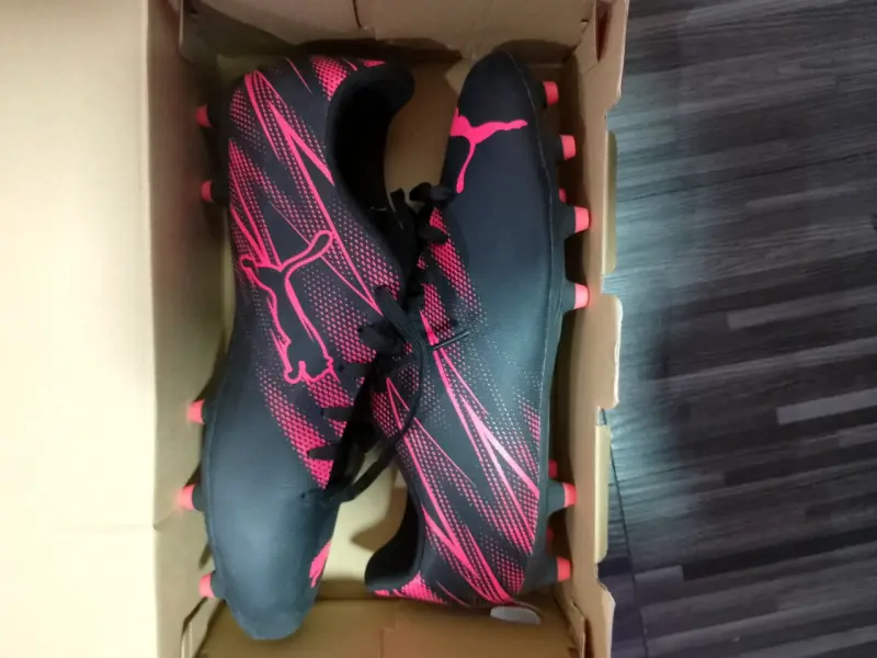 Botines de fútbol negros y rojos - 3