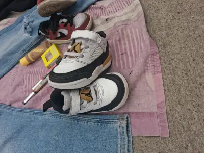 Zapatillas deportivas de niño blancas y negras - miniatura 1