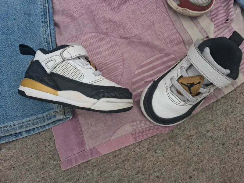 Zapatillas deportivas de niño blancas y negras - 2
