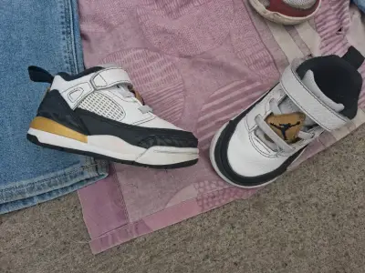 Zapatillas deportivas de niño blancas y negras - miniatura 2