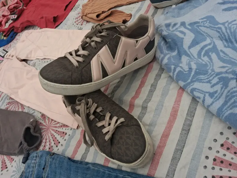 Zapatillas café con logo