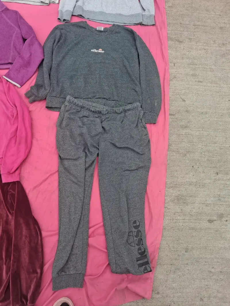 Conjunto deportivo gris Ellese