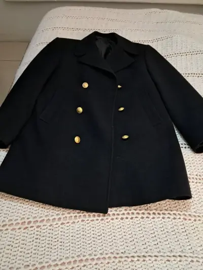 Abrigo negro con botones dorados marca Cambridge - miniatura 1