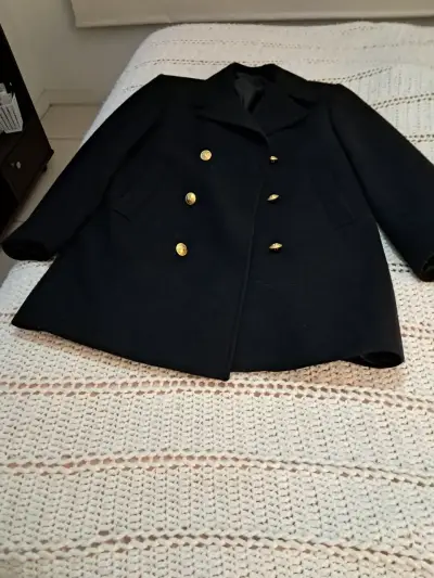 Abrigo negro con botones dorados marca Cambridge - miniatura 2