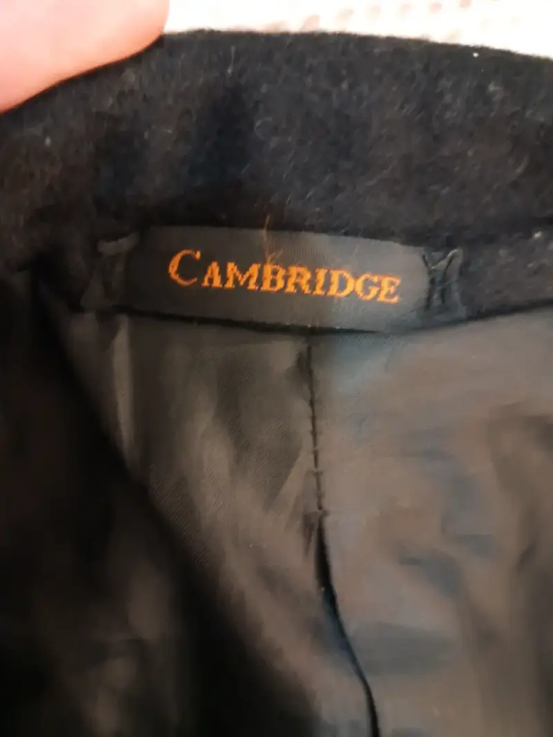 Abrigo negro con botones dorados marca Cambridge - 5