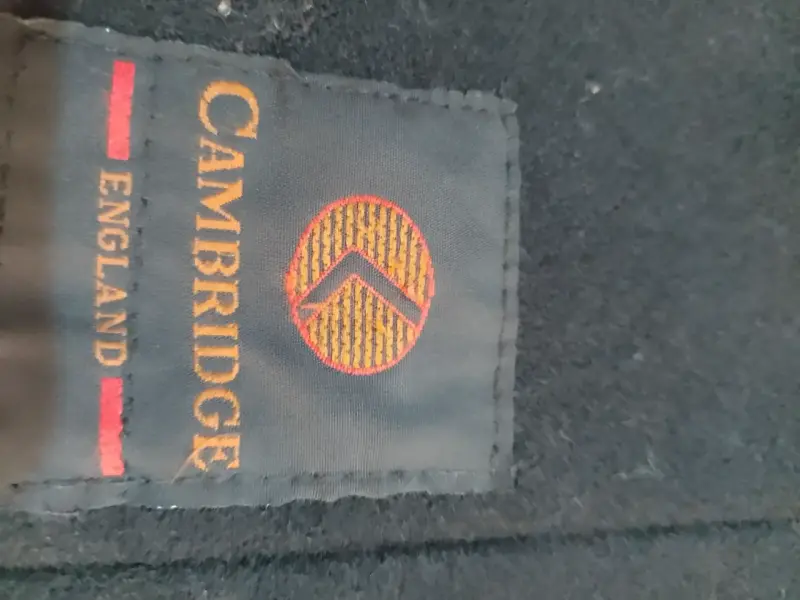 Abrigo negro con botones dorados marca Cambridge - 6