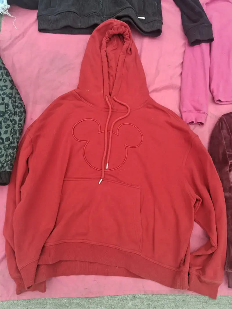 Polerón con capucha rojo bordado