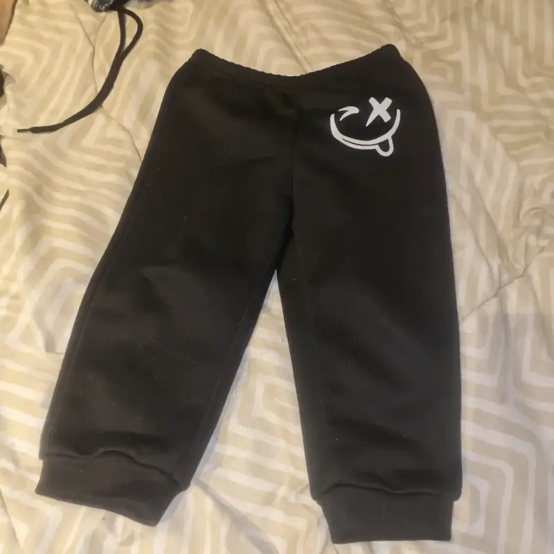 Pantalones negros con diseño - 1