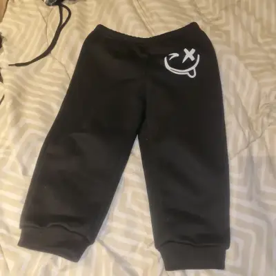Pantalones negros con diseño - miniatura 1